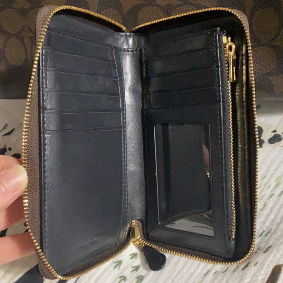 Tatum Carryall 40 In Signature Canvas with matching wallet - Picture 9 of 10